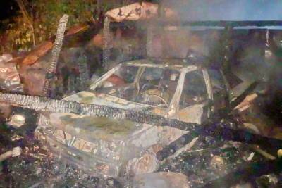 В Угре в Смоленской области сгорело бесхозное строение и гараж с машиной внутри