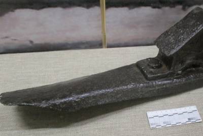 В андреапольском музее появился тормозной башмак, найденный в воронке от авиабомбы