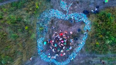 Собранное воронежскими экоактивистами огромное яблоко из мусора показали с высоты