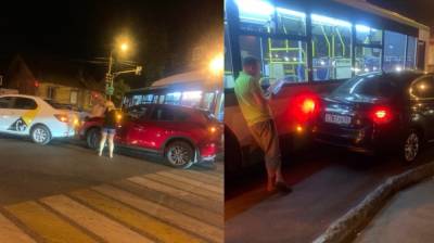 В Воронеже в двойном ДТП на перекрёстке столкнулись автобус и три легковушки