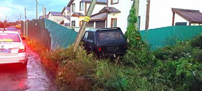 Пьяный водитель без прав на незастрахованной машине проломил забор частного дома под Петрозаводском