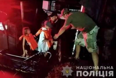 На Херсонщине полицейские спасли пятерых детей, которых в шторм отнесло далеко в море