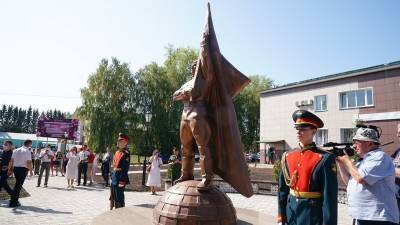 В Башкирии торжественно открыли памятник Гази Загитову