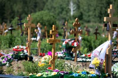 В России сильно подорожали гробы, кресты и оградки