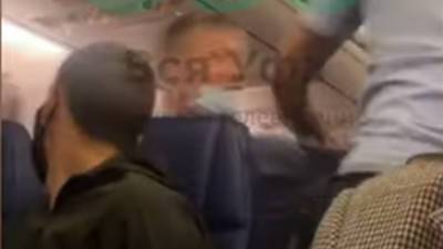 С рейса Москва-Уфа сняли пассажира, который отказался надевать маску