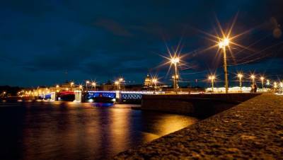 В День флага России Дворцовый мост окрасится цветами триколора