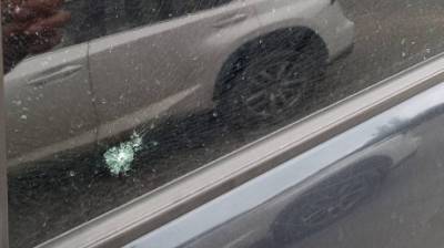 «Пуля в висок?»: на ул. Аустрина неизвестные повредили машину