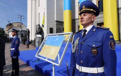 Флаг Независимости Украины выставили перед Верховной Радой