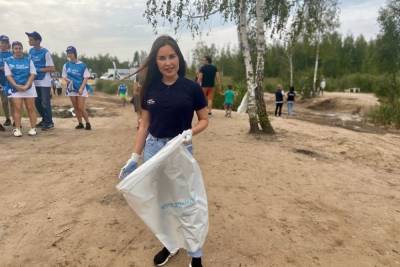 Звезда «Уральских пельменей» Юлия Михалкова приехала убирать мусор в тульских Кондуках
