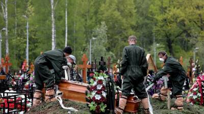 В России резко подорожали гробы, кресты и ограды