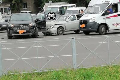В Пензе жестко столкнулись два легковых автомобиля