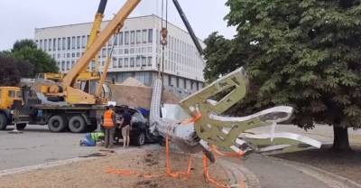 На Украине упал гигантский флагшток за 22 млн рублей и похоронил под собой "лексус"