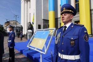 Перед ВРУ впервые выставили Флаг Независимости Украины