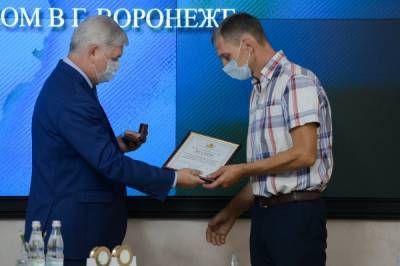 Губернатор Воронежской области наградил очевидцев взрыва автобуса, которые оказывали помощь раненым