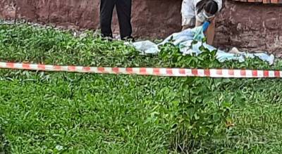 Под окнами новочебоксарской больницы нашли тело мужчины