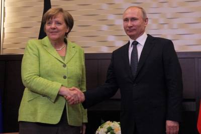 Путин в начале встречи подарил Меркель цветы