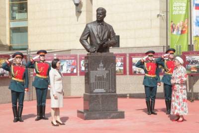 В Челябинске возле исторического музея открыли памятник Петру Сумину