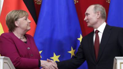 Путин встретил Меркель цветами и фразой на немецком