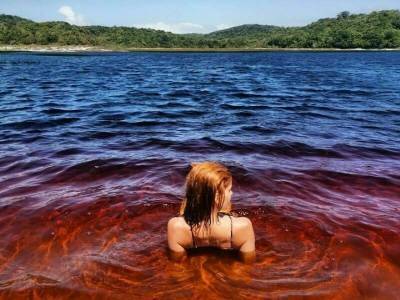 "Озеро из Кока-колы" привлекает туристов со всего мира: почему вода в нем такая необычная