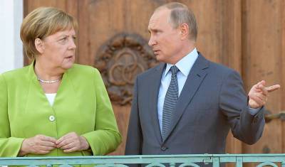 Рубль упал до июльского минимума накануне встречи Меркель и Путина