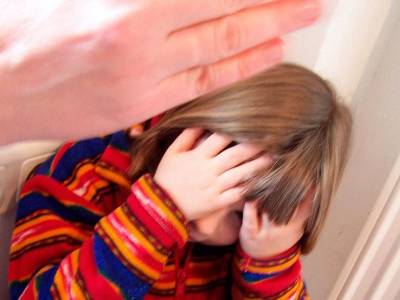 В Смоленской области многодетную мать осудили за истязание детей