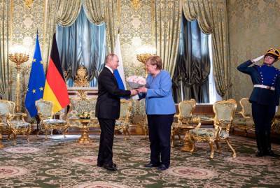 У Меркель зазвонил телефон в начале переговоров с Путиным в Кремле