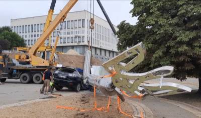 В Херсоне упал гигантский флагшток, «засветив» незадекларированную машину чиновника