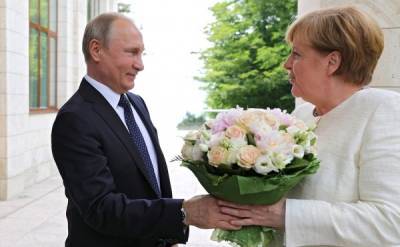"Немецким СМИ будет, что обсудить": Путин вновь подарил букет цветов Меркель