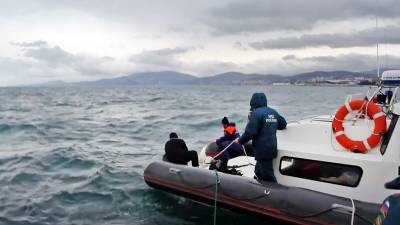 В Севастополе в шторм затонул катер с пятью людьми