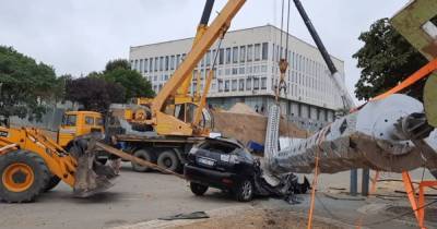 Упавший в Херсоне флагшток раздавил Lexus, принадлежавший ответственному за его установку, - СМИ