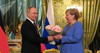 Путин перед переговорами вручил Меркель букет цветов - внезапно зазвонил телефон канцлера