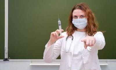 Верят фейкам и боятся побочек: украинские учителя саботируют вакцинацию, школы могут закрыть