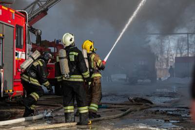 В Челябинске горят два жилых дома в частном секторе