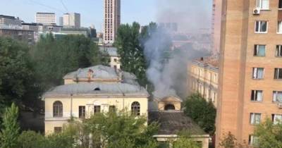 В Москве загорелся уникальный особняк