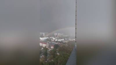 Воронежцы сняли на видео радугу в сильный ливень