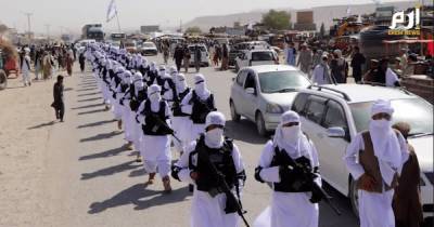 В белой одежде и криками "Такбир": талибы провели парад с американским оружием (видео)