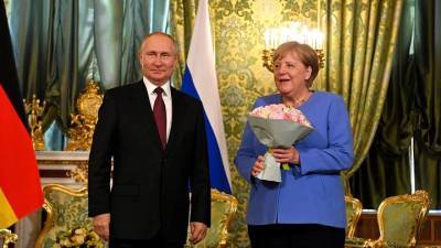 «Добрый день»: Меркель по-русски поздоровалась с Путиным в Кремле