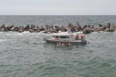 В Крыму во время шторма затонул туристический катер