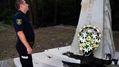 На Киевщине вандал облил черной жидкостью памятник герою Небесной Сотни Юрию Вербицкому