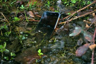 Телефон с фотографиями покойного год пролежал на дне реки и продолжил работать