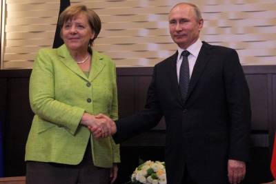 Путин попросил Меркель повлиять на Киев