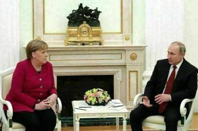 Путин попросил Меркель повлиять на Киев для выполнения обязательств по Донбассу