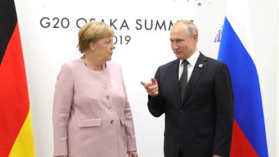 Путин призвал Меркель сподвигнуть Киев к выполнению Минских соглашений