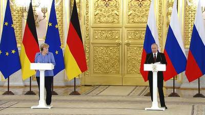 Путин попросил Меркель повлиять на Украину