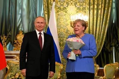 Подарившего цветы Путина Меркель назвала «дорогим Владимиром»