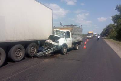 В Ростовской области пассажир погиб в ДТП с грузовиками