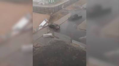 Мощный ветер сдул забор на машину в посёлке под Воронежем: появилось видео