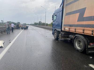 На Южном подъезде к Ростову седан врезался в грузовик, погибла женщина