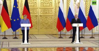 Путин попросил Меркель повлиять на Украину для урегулирования войны на Донбассе