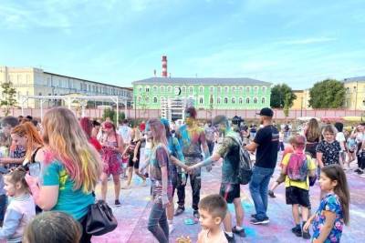 Туляки начали праздновать День флага фестивалем красок на Казанской набережной